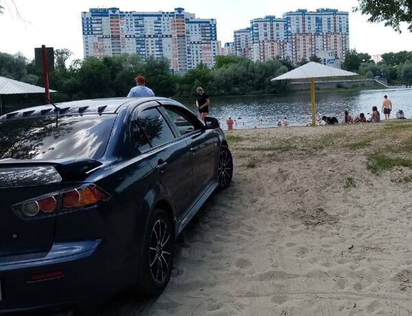 В Брянске водители заняли автомобилями лучшие места на пляже у реки Десны