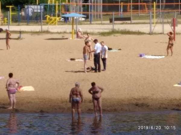 В Брянске полицейский на пляже не подпустил к реке пьяного мужчину