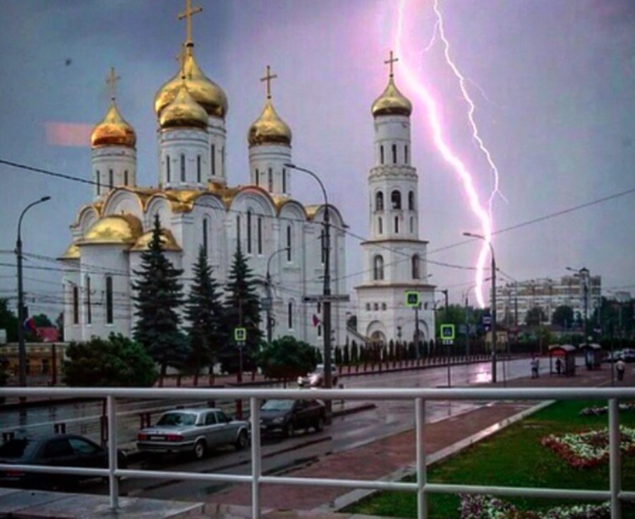 Брянск прославили фотографии Кафедрального собора на фоне молнии
