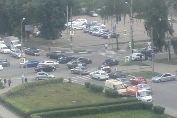 В Брянске на Советской улице случился дорожный хаос из-за светофора