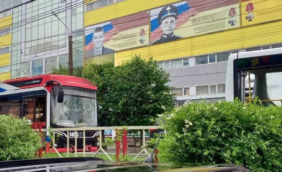 В Брянске троллейбус врезался в автобус возле ТЦ «Мельница» | 13.06.2024 |  Брянск - БезФормата