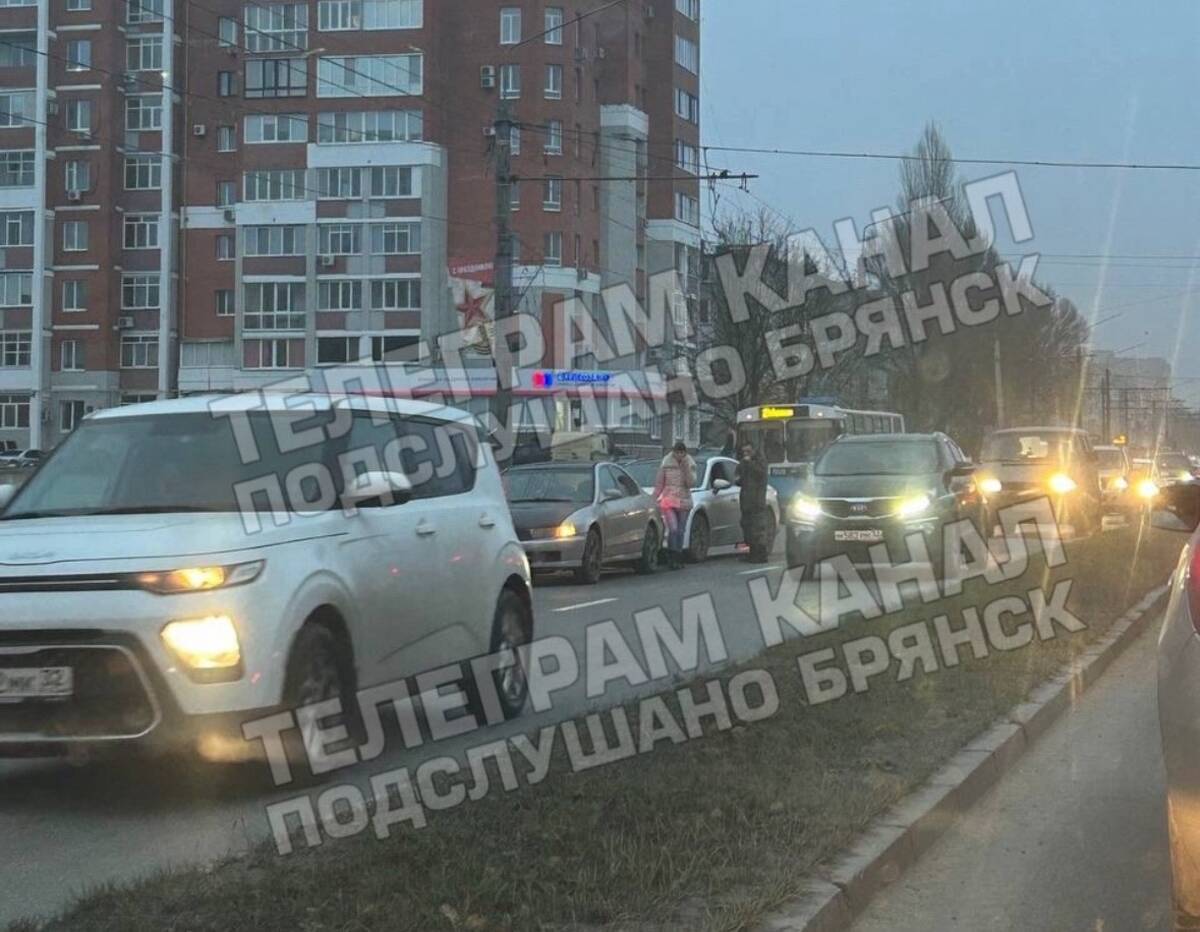 В Брянске 3 машины попали в ДТП возле школы 51