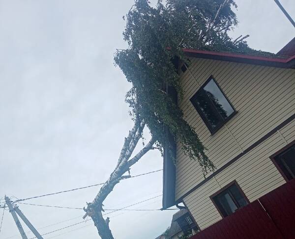 Ураган срывает крыши домов