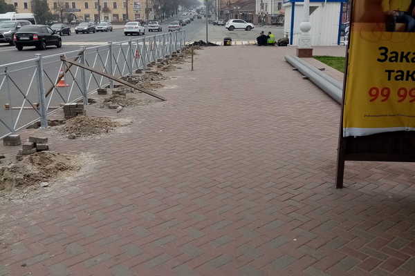 В Брянске на Набережной ставят забор со стороны Семёновского сквера