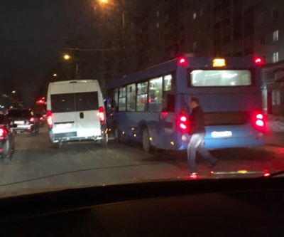 В Брянске автобус №27 и маршрутка не поделили остановку