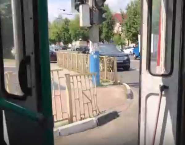 В Брянске сняли на видео «День открытых дверей» в троллейбусе