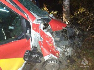 Брянские спасатели деблокировали водителя из разбитой машины