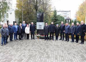 Памятную стелу легендарному железнодорожнику Виктору Бирюкову открыли в Брянске