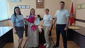 В Суземке вручили сертификат на маткапитал многодетной маме