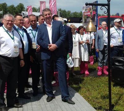 Брянских чиновников и депутатов одели в розовые бахилы