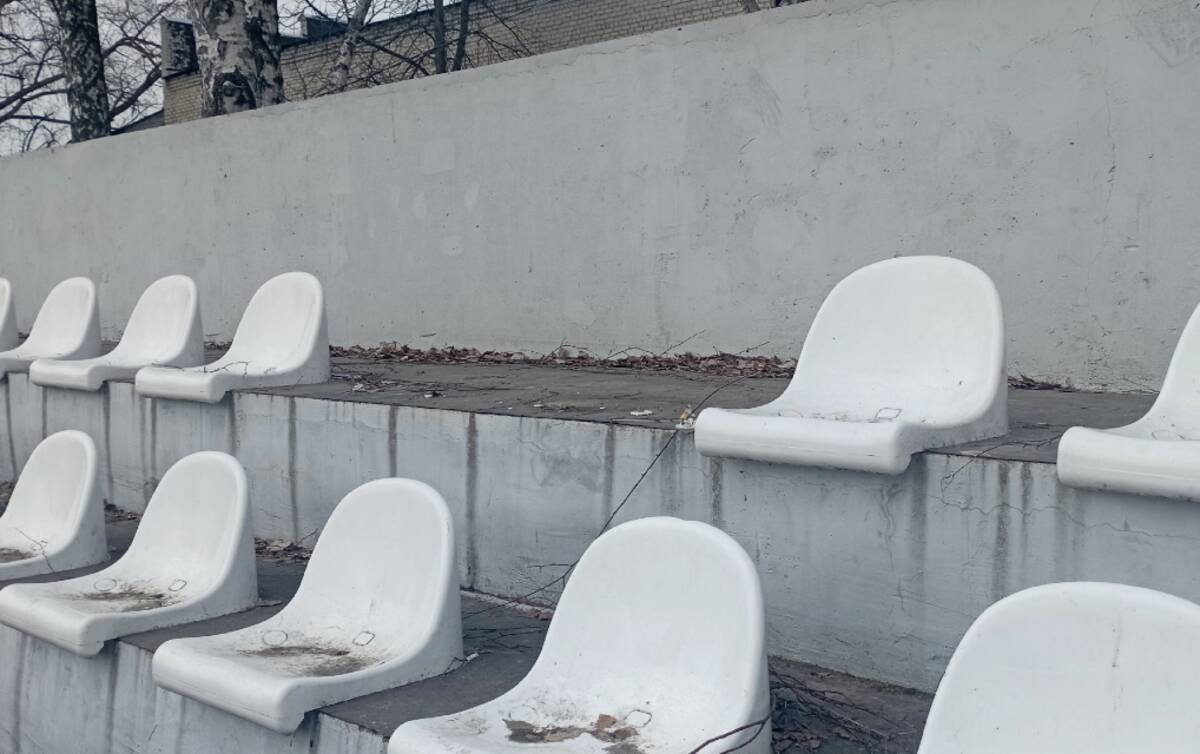 В брянском Локте вандалы разгромили сиденья на трибунах на центральном стадионе