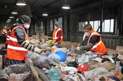 Трубчевских коммунальщиков заставят сортировать мусор на полигоне
