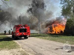 Жуткий пожар в приграничном брянском поселке Вышков тушат 16 машин и 47 человек
