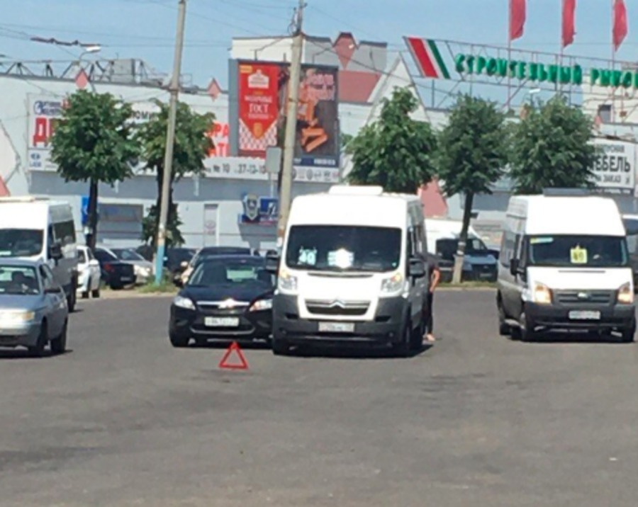 В Брянске столкнулись маршрутка №40 и легковой автомобиль  