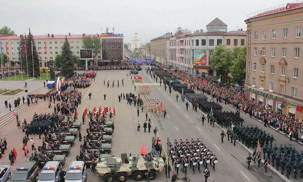 В Брянске в День Великой Победы прошел Парад поколений