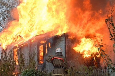 Под Клинцами горел жилой дом: есть пострадавший