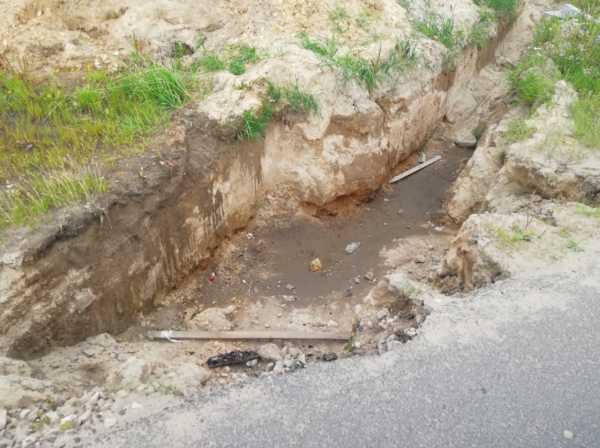 Жители Навли пожаловались на опасную яму возле дороги