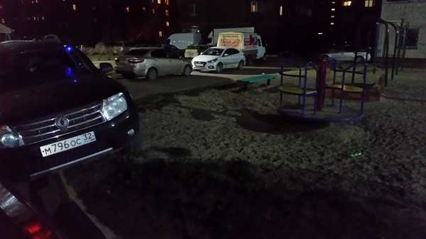 В Брянске автохам на кроссовере припарковался на детской площадке