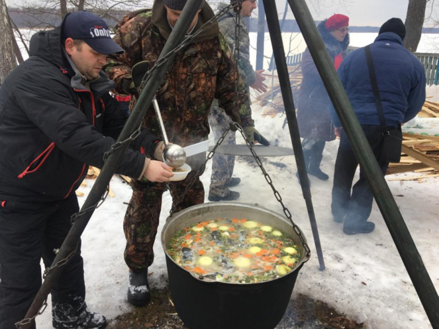 На зиму сварили. Уха на зимней рыбалке. Уха зимой на костре. Уха на рыбалке зимой. Уха Рыбацкая.