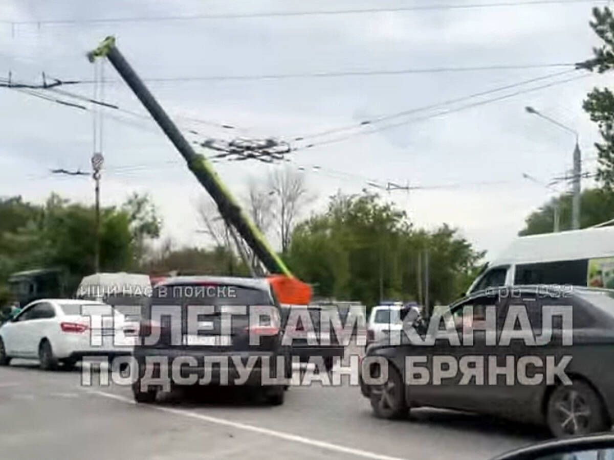 В Брянске достали раздавивший легковушки взбесившийся бензовоз | 12.06.2024  | Брянск - БезФормата