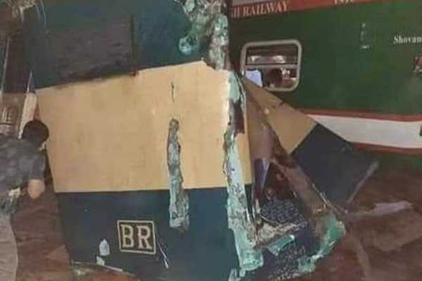 Не менее 15 человек погибло при столкновении поездов в Бангладеш