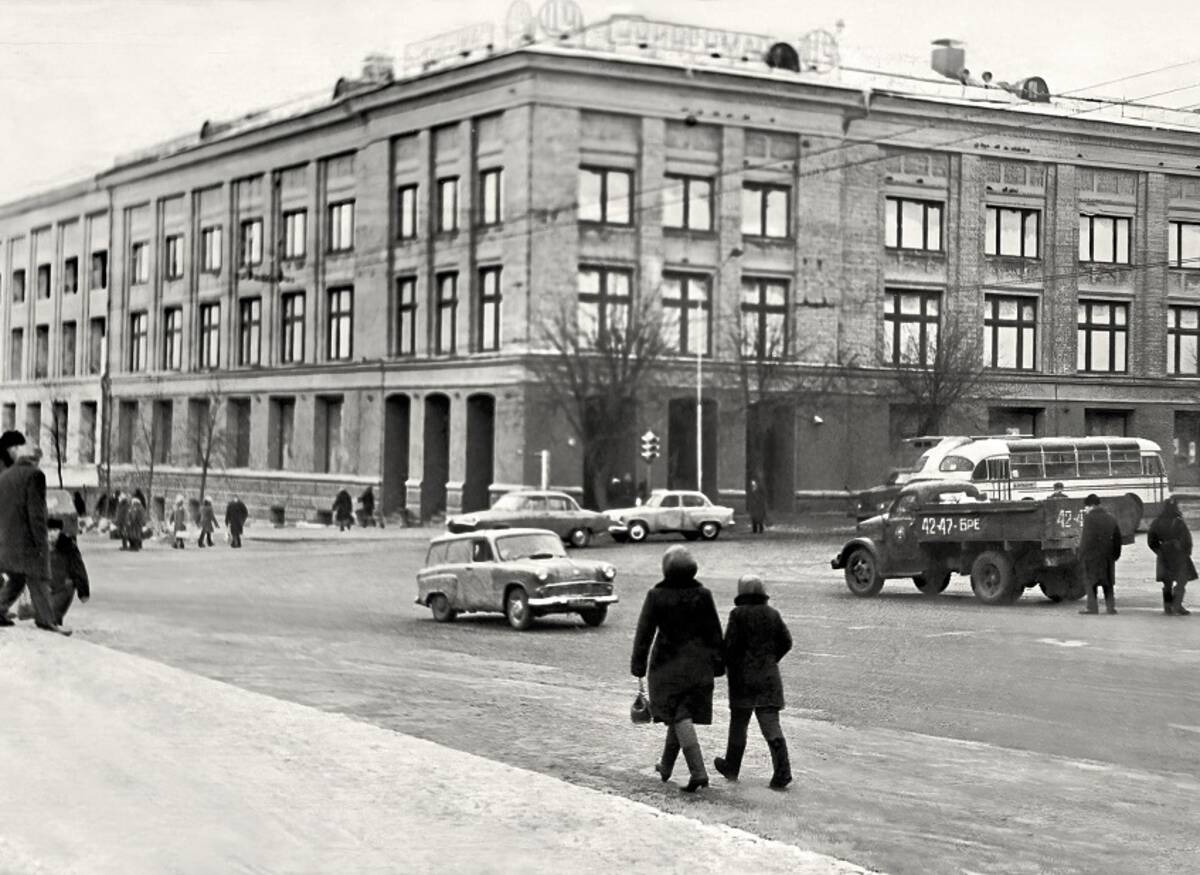 Жителям Брянска показали фотоснимок Центрального универмага 70-х годов прошлого столетия