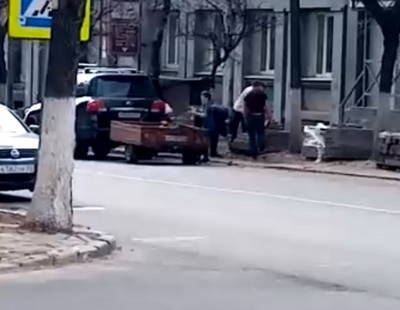 В центре Брянска сняли на видео странные манипуляции с тротуарной плиткой