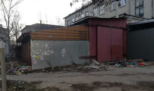 В Брянске пожаловались на груды мусора возле «Пятерочки»