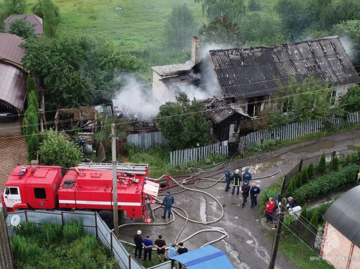 В Брянске в поселке Бордовичи сгорел дом: хозяйка доставлена в больницу