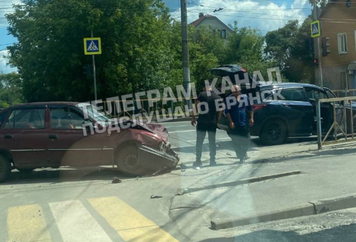 В Брянске на улице Станке Димитрова столкнулись 2 легковушки | 16.07.2023 |  Брянск - БезФормата