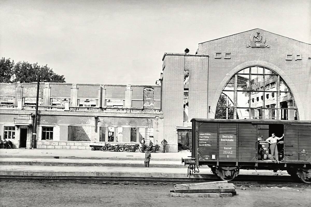 Орджоникидзеград жуковка. Станция Орджоникидзеград Брянск. Орджоникидзеград вокзал. Станция Орджоникидзеград Брянск фото. Вокзал Орджоникидзеград Брянск изнутри.