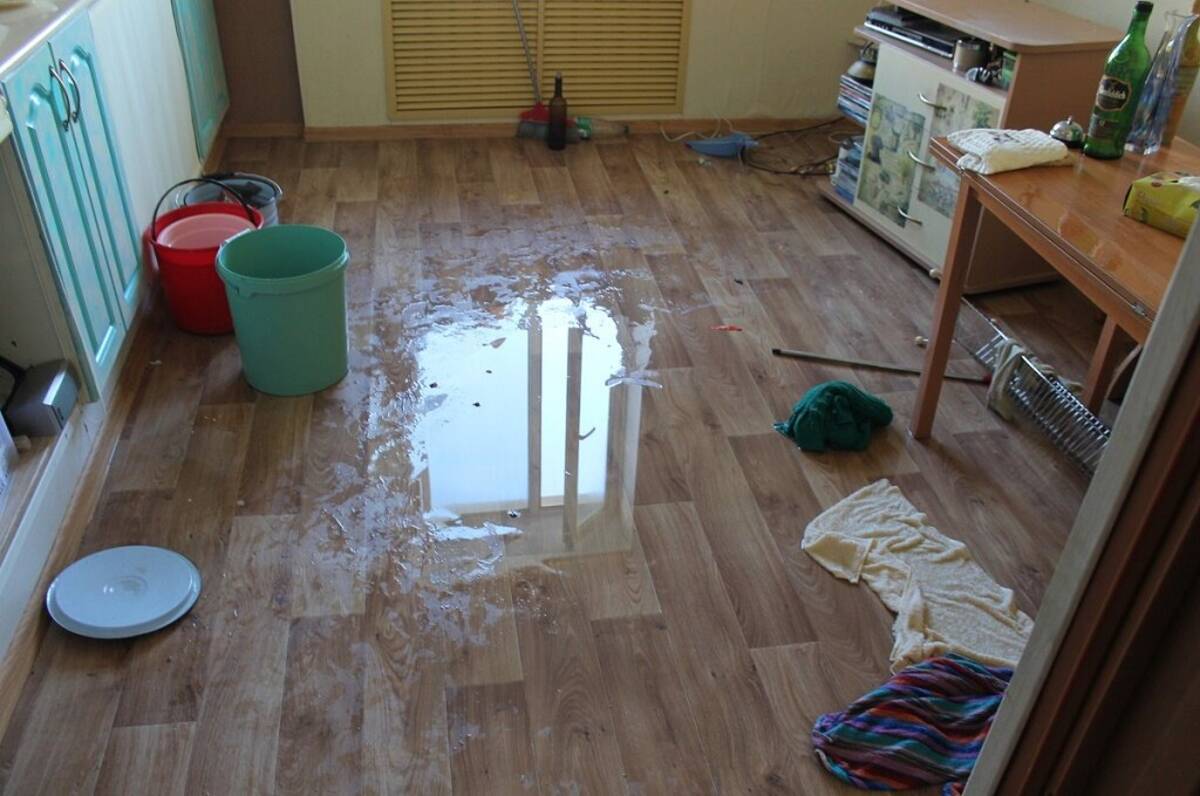 Прорвало воду в квартире. Затопило квартиру. Потоп в квартире. Затопили соседи. Соседи затопили квартиру.