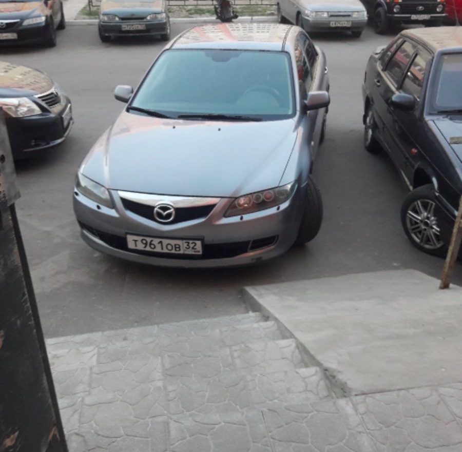 В Брянске автохам на «Mazda» перекрыл инвалидам вход в подъезд