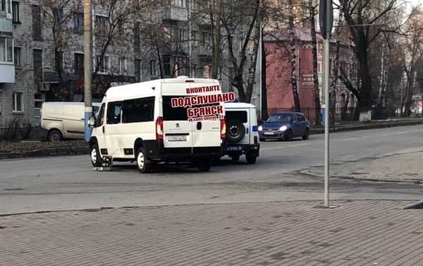 В Брянске в ДТП попали маршрутка и полицейский автомобиль