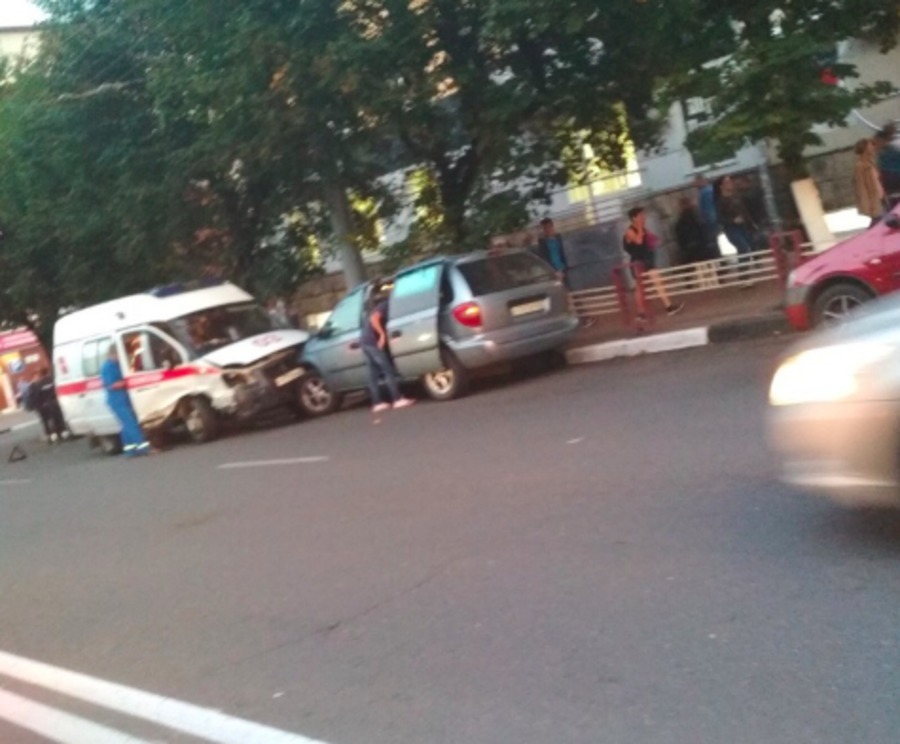 В Брянске автоледи ищет свидетелей ДТП с участием скорой помощи