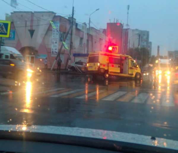 Три человека пострадали в ДТП со скорой в Брянске