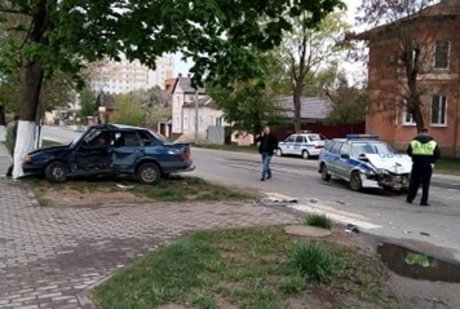 В Клинцах военный на ВАЗ протаранил служебную машину Росгвардии