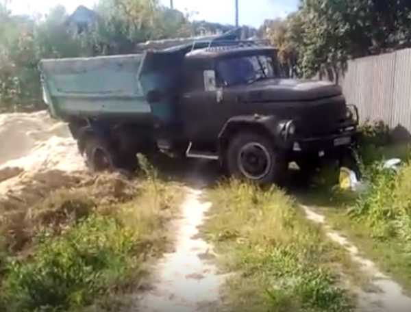 В Брянске водитель грузовика вывалил отходы у Антоновского кладбища