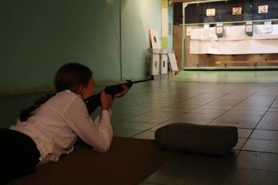 Брянские школьники разбирали оружие и стреляли из винтовки