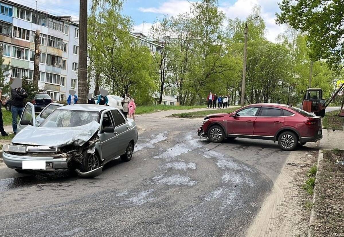 В Брянске на Федюнинского пожилая автоледи устроила ДТП