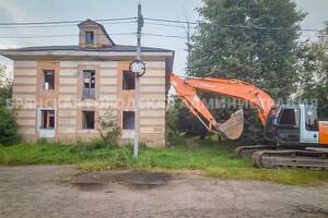 В Брянске сносят аварийный дом на Коммунистической