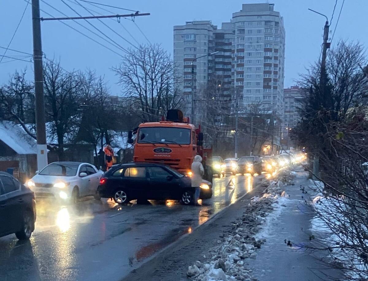 В Брянске на улице Фокина легковой автомобиль столкнулся с грузовиком дорожников