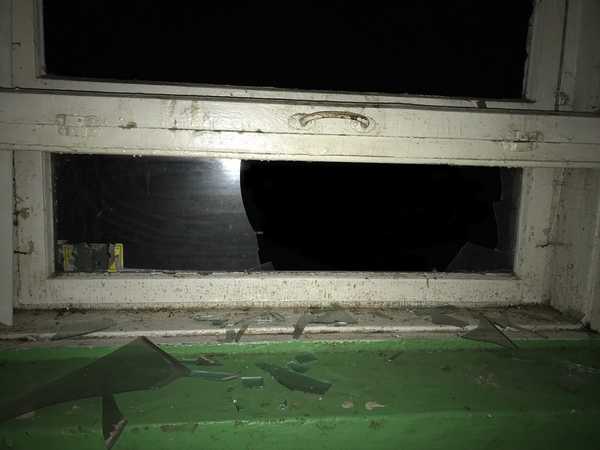 В Брянске на Клинцовской пьяный «мамкин бэтмен» разбил стекло в многоэтажке