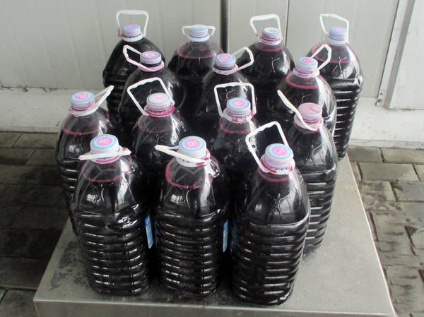 Брянские таможенники нашли в микроавтобусе 105 литров вина