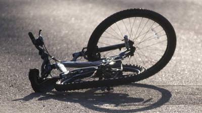 В Трубчевске пьяный велосипедист атаковал иномарку