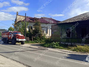 В Почепе из горящего дома эвакуировали человека
