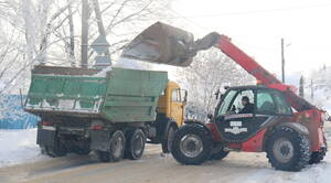 В Стародубе организовали массовый вывоз снега с привлечением спецтехники