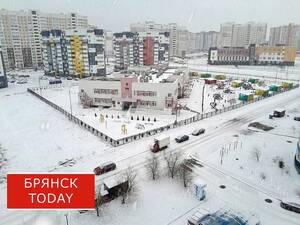 В Брянске началась уборка снега с крыш многоквартирных домов