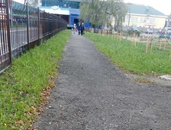 В Фокинском районе Брянска дожди размыли новый тротуар