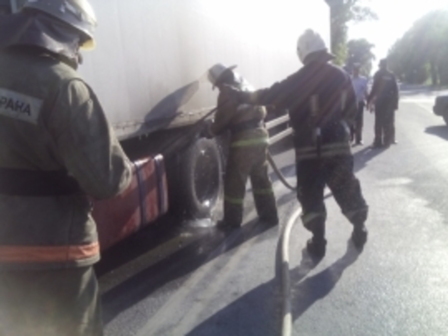 В центре Карачева загорелся многотонный грузовик